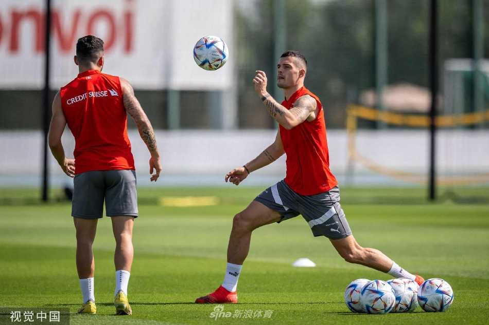 团队合练中两名球员并肩跃起争顶头球，展现了完美的时机把握与团队默契