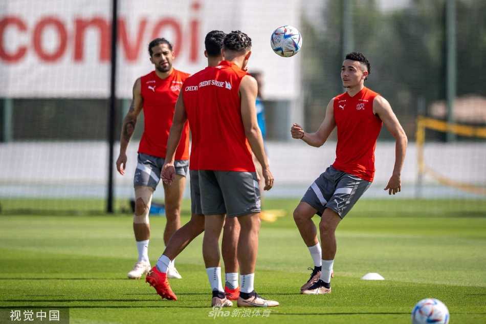 瑞士队球员在训练中进行高强度折返跑，肌肉线条分明，汗水挥洒于卡塔尔午后