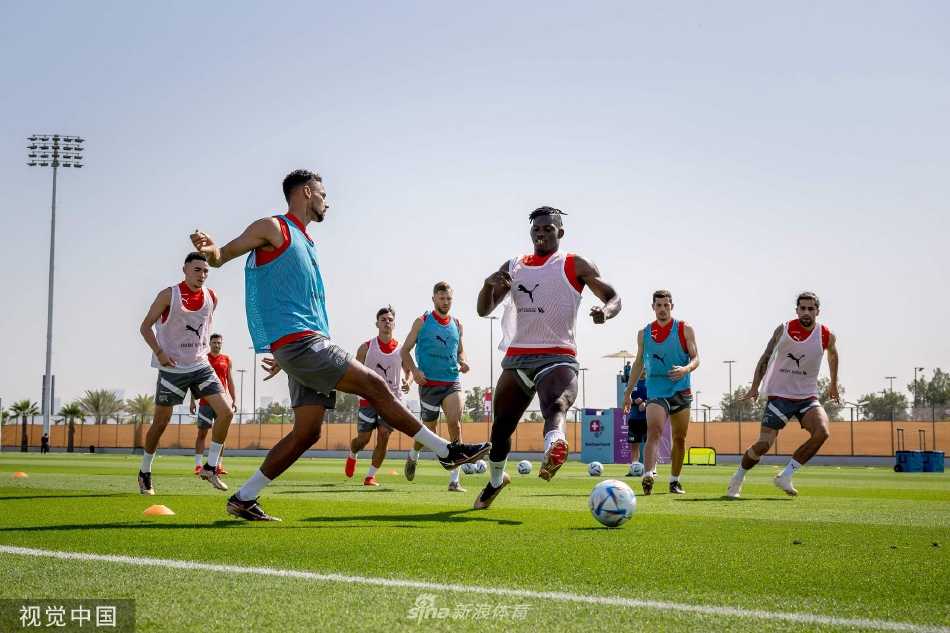 夕阳下的训练场，瑞士队球员们结束训练结伴离去，身影被拉长，宁静中孕育着风暴