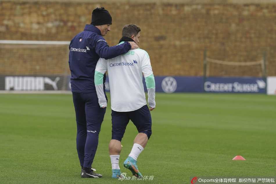 核心球员沙奇里与队友进行一脚出球练习，皮球在他们脚下如音符般跃动，奏响进攻的序曲