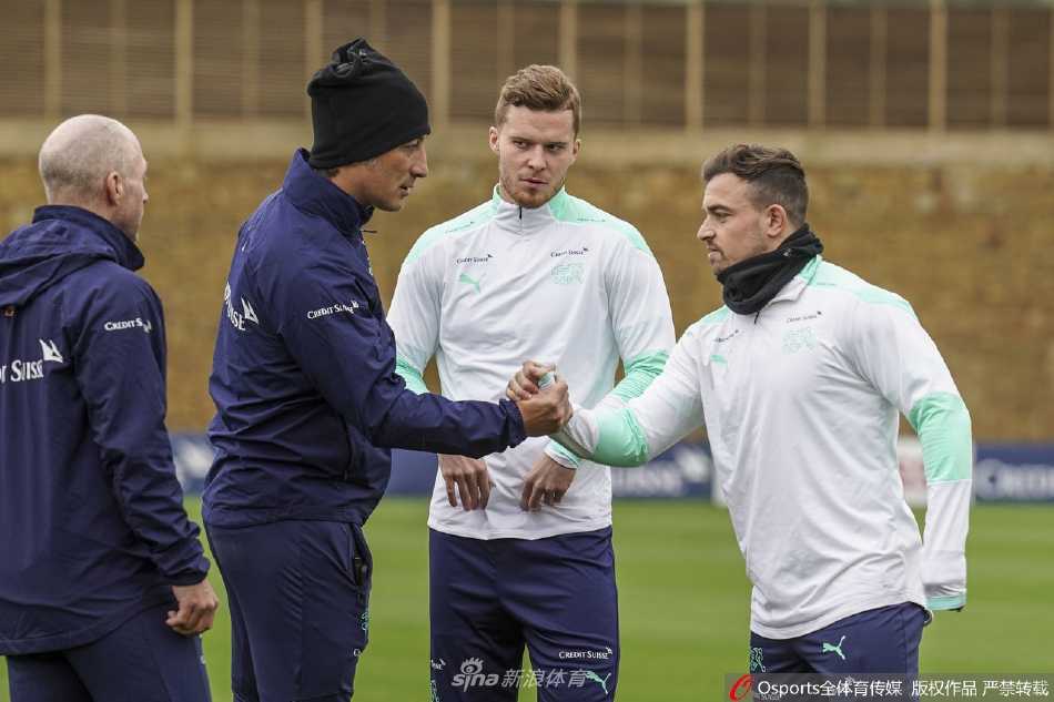 主教练在场边专注凝望，战术板上的线条与球员的跑动轨迹在他眼中交织成未来的胜局