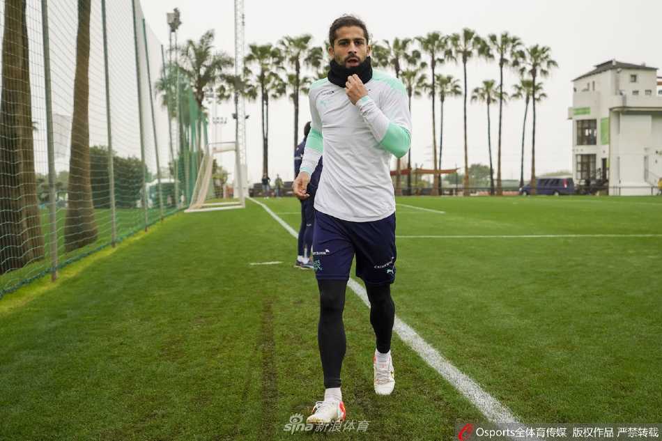 门将飞身侧扑做出精彩扑救，身体舒展如鹰，牢牢守护着球队的最后一道关卡