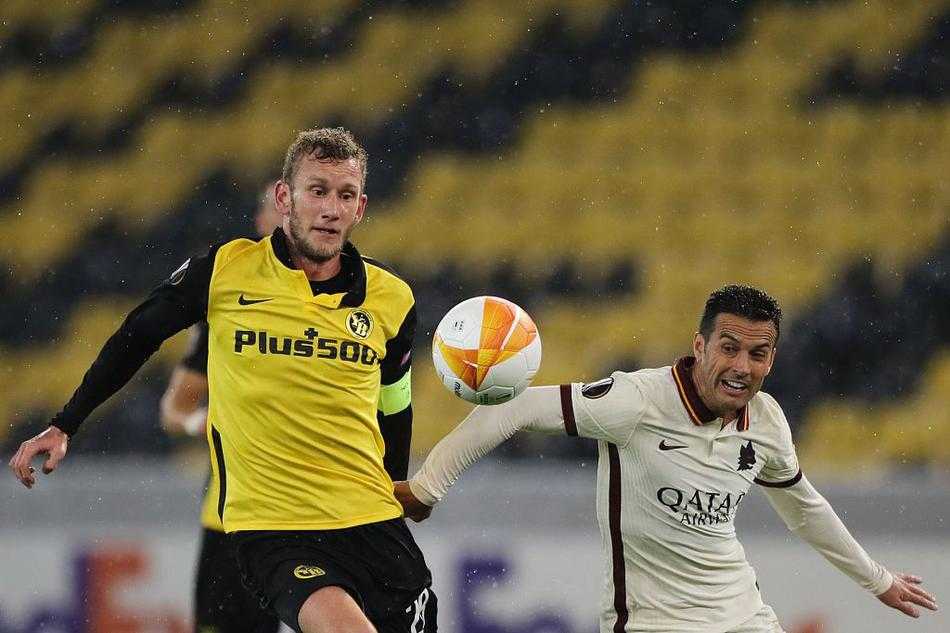 罗马中场球员克里斯坦特在防守中与伯尔尼年轻人队员激烈拼抢，他眼神专注，身体对抗丝毫不落下风，力图在中场筑起一道坚固的屏障。