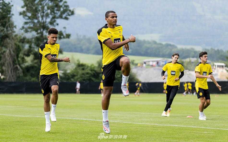 训练场上，球员们正在进行高强度的有球训练，脚下的绿草如茵与远处墨绿色的森林交相辉映，空气中满是备战的气息