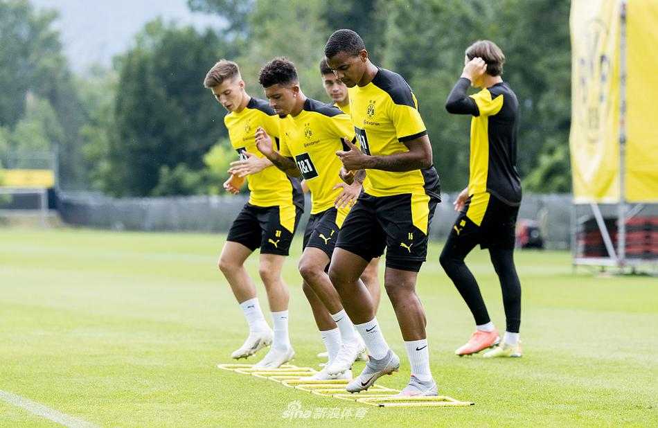 多特蒙德的球员们正在进行分组对抗，拼抢激烈却不失欢笑，背后的雪山静静见证着这支青年军的成长