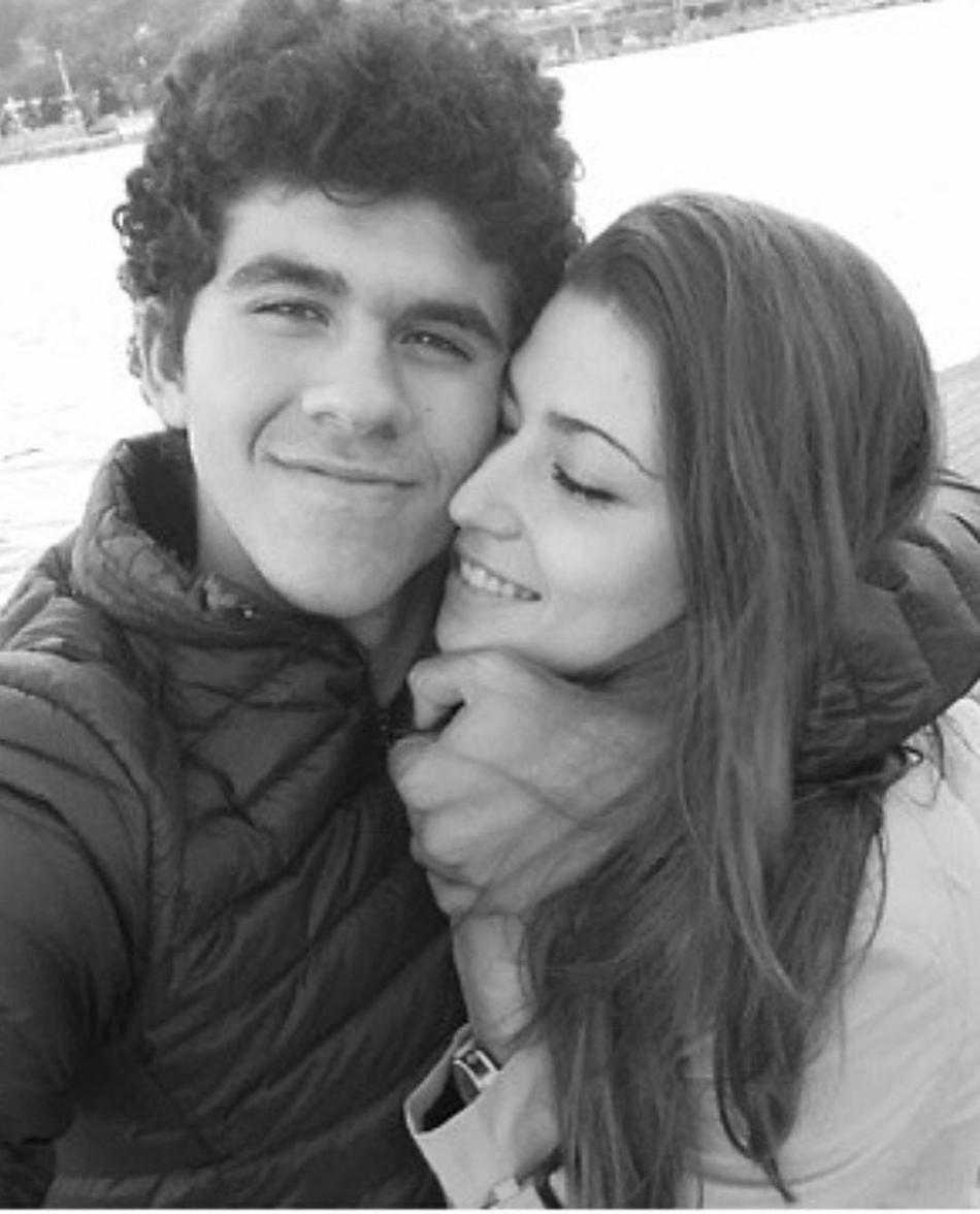 在那片被夕阳染成金红色的海滩上，阿莱尼亚轻吻着女友的额头，她闭眼微笑，仿佛整个世界只剩下彼此的呼吸和海浪的祝福。