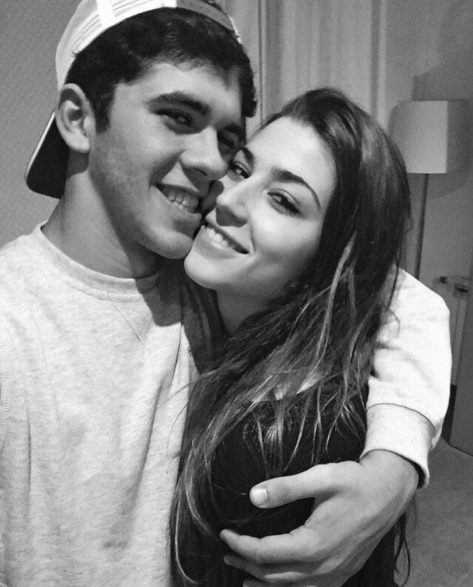 游乐场的旋转木马前，阿莱尼亚搞怪地模仿着木马的动作，女友则被他逗得开怀大笑，仿佛回到了两小无猜的童年时光。