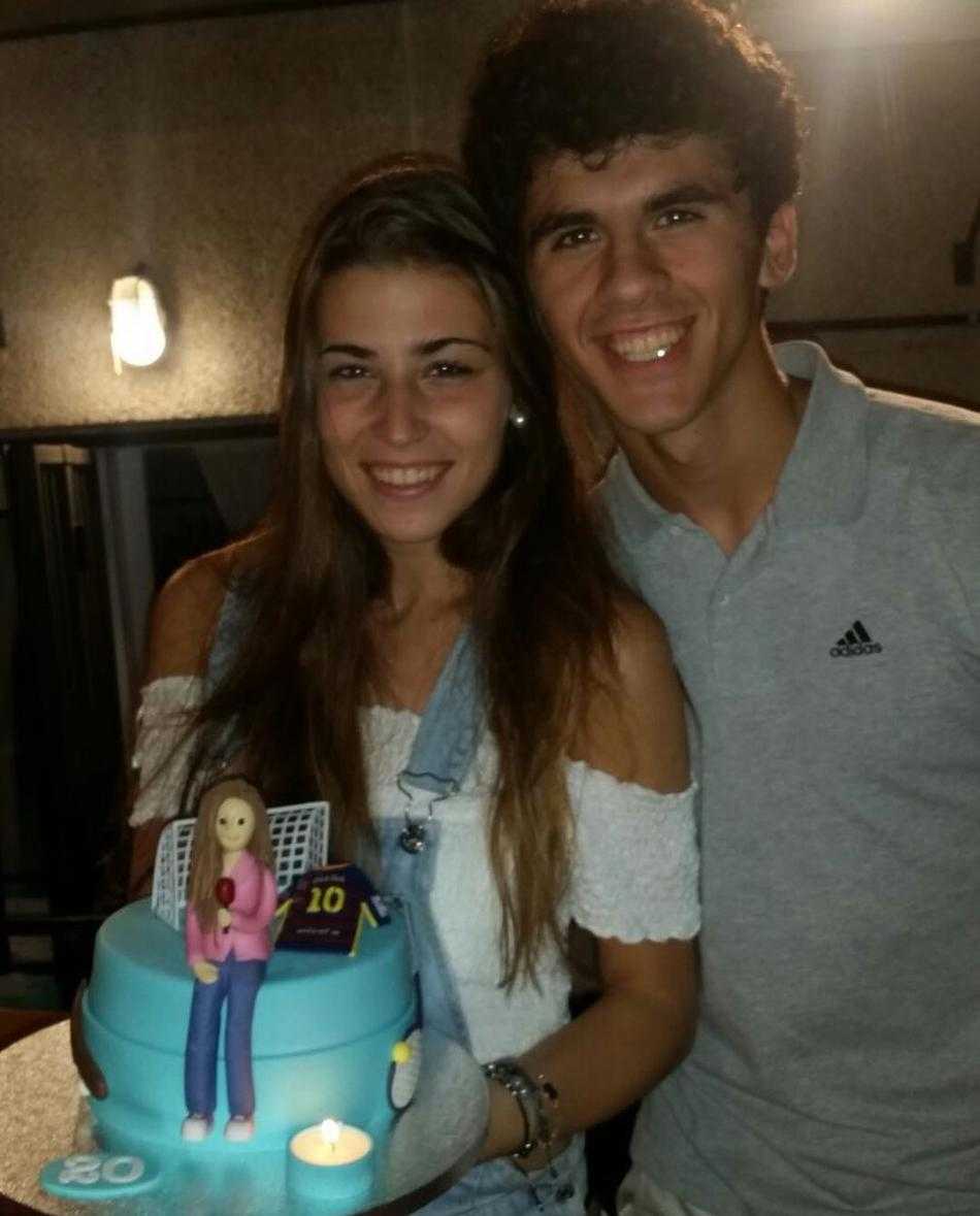 山巅的观景台上，两人身后是壮丽的落日云海。他们紧紧相拥，仿佛要共同面对未来所有的风雨与阳光，坚定而浪漫。