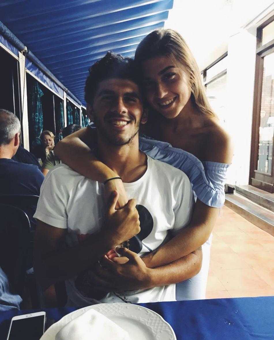 温馨的家中，两人穿着舒适的居家服，在圣诞树的彩灯下交换礼物，幸福的笑容比身后的灯光更加璀璨夺目。