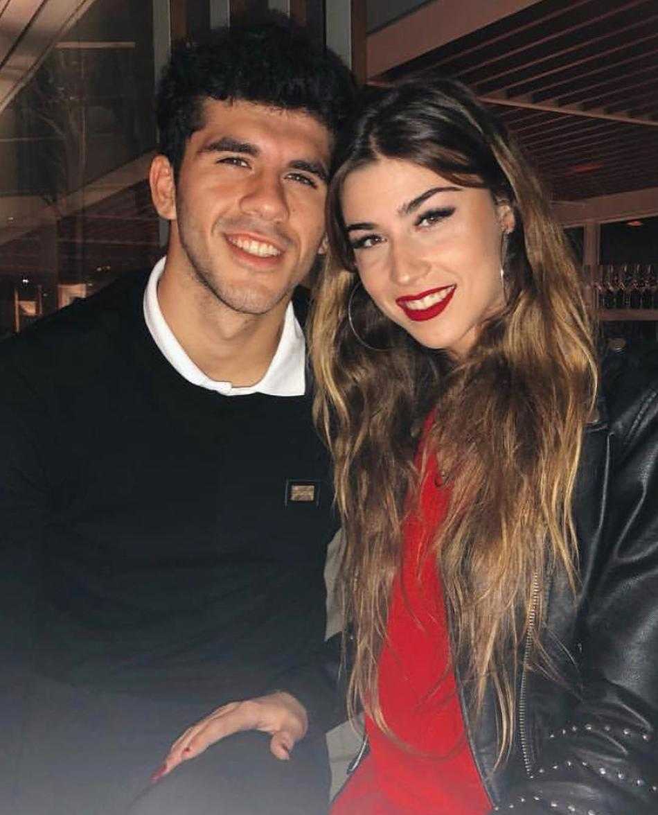 厨房里，两人正在一起尝试制作复杂的甜点，脸上沾满了面粉，却笑得分外开心，这是属于他们的甜蜜烟火气。