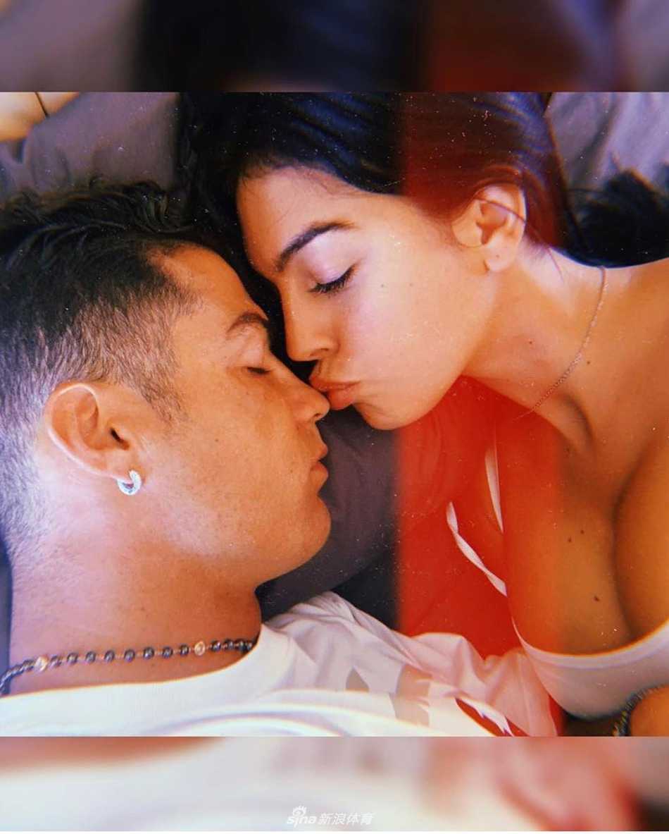 深情一吻，乔治娜轻吻熟睡中C罗的额头，画面静谧而安详，仿佛在诉说着无声的陪伴与岁月静好的爱情。