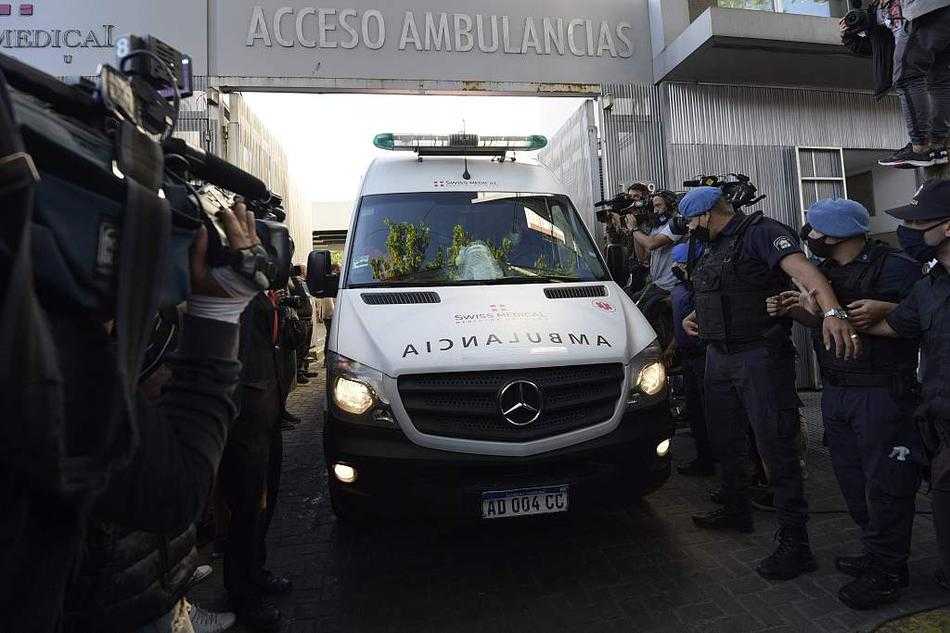 镜头拉近，一位头发花白、戴着口罩的老球迷，眼睛里满是与他年龄不相称的焦急。他奋力挤在人群的最前排，努力将身体前倾，试图看清救护车里的动静。在他身后，是无数和他一样的面孔，有年轻人，有孩子，所有人的目光汇聚成一条无形的线，紧紧牵引着那辆移动的救护车。