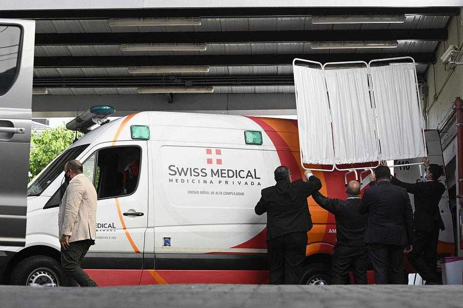 这是当天最后定格的画面：在球迷疯狂围堵的缝隙中，一个穿着蓝白间条衫的小孩被父亲高高举起，努力望向那辆即将消失在街角的救护车。孩子的眼神清澈而执着，他或许还不懂什么是死亡，但他知道，那个车上的人，是他父亲眼中最亮的星。