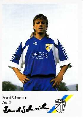 施奈德在场上冷静观察，双眼仿佛已看穿对手防线，随时准备送出一记致命传球。