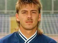 施奈德在场上振臂欢呼，与队友庆祝进球，他谦逊的笑容背后，是对胜利最炽热的渴望。