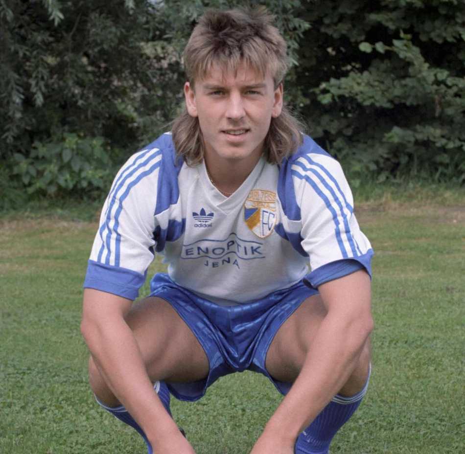 施奈德在激烈对抗中护球，他用灵巧的转身和精湛的技术，将防守队员牢牢挡在身后。