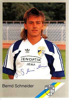 施奈德身披勒沃库森球衣，眼神坚定地望向前方，他不仅是球队核心，更是无数球迷心中的中场大师。