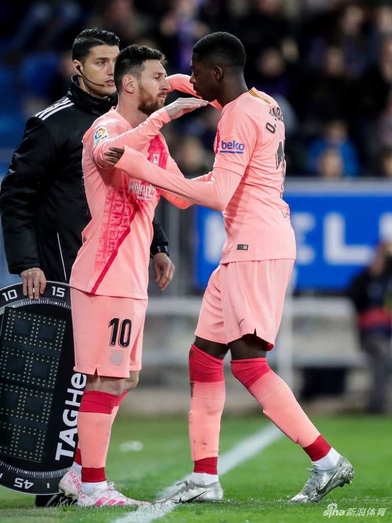 激烈的拼抢瞬间，一名球员倒地，裁判立即鸣哨示意队医入场。五次换人规则的实施，让医疗团队能更从容地评估伤情，必要时可迅速用生力军换下受伤球员，避免场上出现以少打多的被动局面。