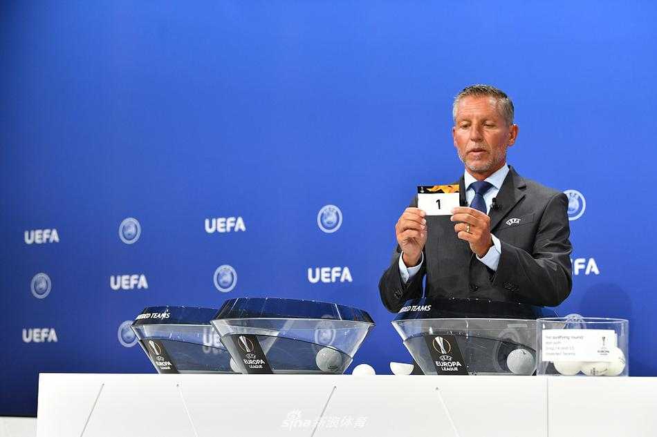 欧足联官员在严格消毒的环境中，神情专注地展示刚刚抽出的首轮对阵球队