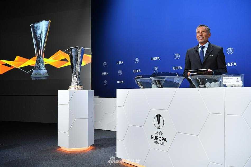 欧足联工作人员将写有俱乐部名字的纸条小心翼翼地放入抽签用球中，为抽签做准备