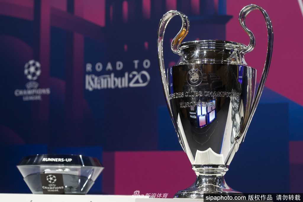 欧足联标志下的媒体采访区空无一人，成排的麦克风和座椅静待着永远无法按时到来的新闻发布会