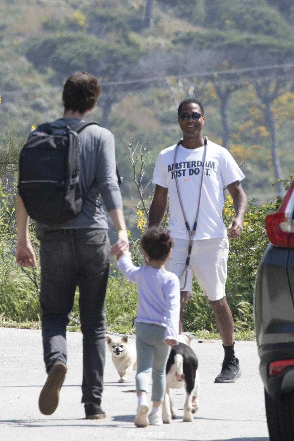 夕阳的余晖勾勒出克鲁伊维特修长的身影，他与宠物狗的剪影在街道上拉长，仿佛在诉说着这位足坛新星在特殊时期里平静而充实的居家生活