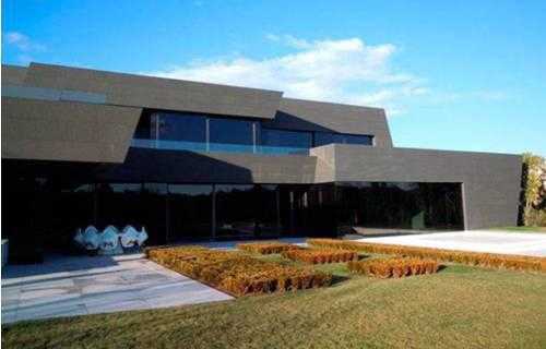 在阳光下，阿扎尔的黑色宫殿熠熠生辉，其极具现代感的几何线条与马德里清澈的蓝天交相辉映，宣告着一位新主人的到来。