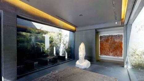 从空中俯瞰，这座黑色建筑与周围的绿植和谐共生，开阔的庭院和网球场清晰可见，为阿扎尔和他的三个儿子提供了尽情奔跑的天地。