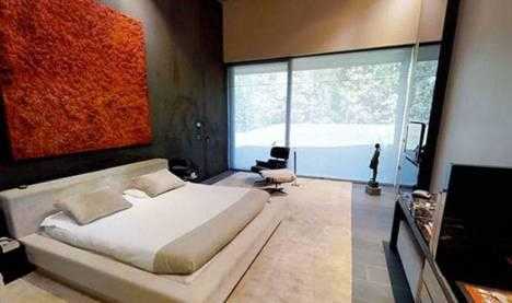 在专业的家庭影院中，舒适的躺椅和先进的视听设备一应俱全，阿扎尔可以和家人一起在这里享受专属的亲子电影时光，远离外界的纷扰。