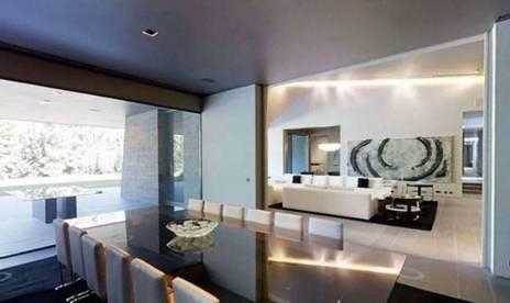 室内的恒温泳池波光粼粼，水疗区的设计充满了现代感与奢华感，这里将是阿扎尔赛后放松肌肉、恢复体能的理想之地。