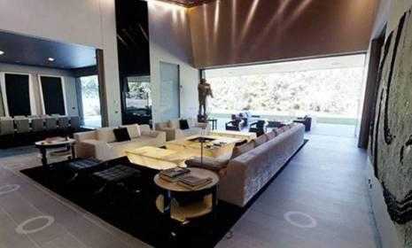 夜幕降临，暖黄色的灯光从巨大的落地窗中透出，为这座黑色建筑披上一层温馨的外衣，仿佛在等待着阿扎尔结束一天的训练后归家。