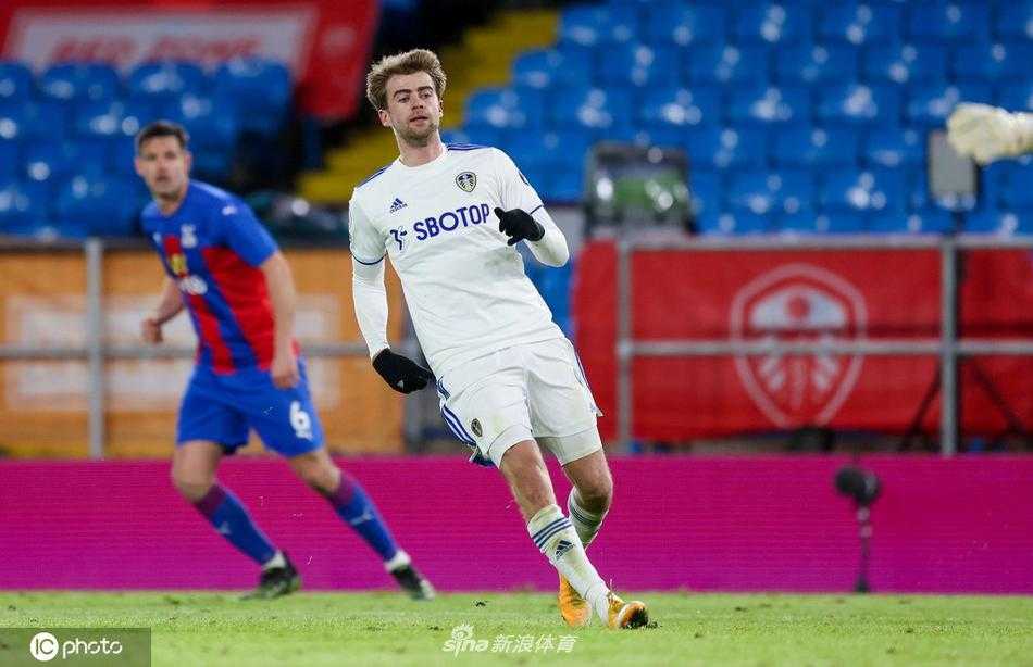 白玫瑰绽放埃兰路:利兹联完胜水晶宫,贝尔萨的狂攻哲学再显威 帕特里克·班福德在门前机警补射入网,他舒展的身体姿态与身后水晶宫门将瓜伊塔无奈的扑救形成鲜明对比。