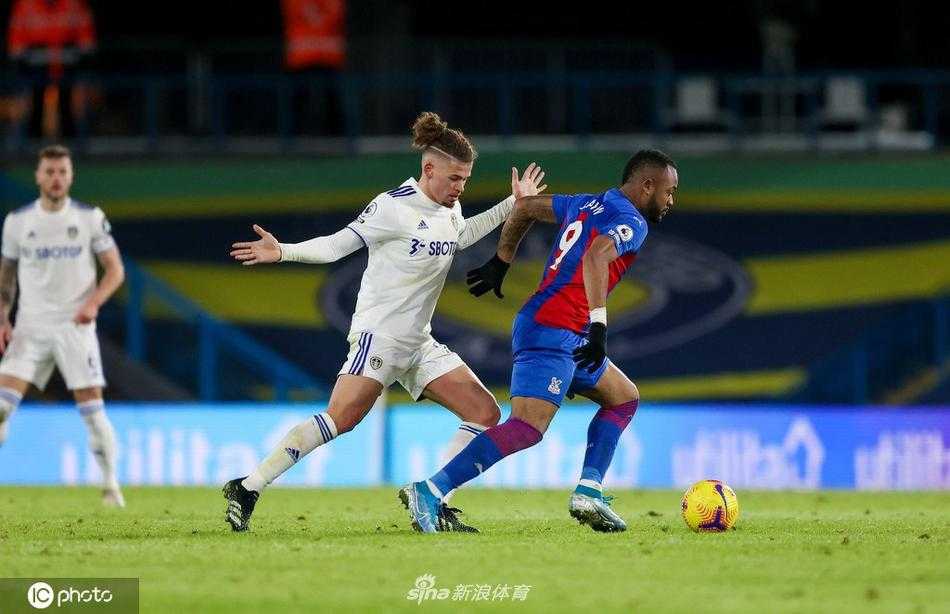 白玫瑰绽放埃兰路:利兹联完胜水晶宫,贝尔萨的狂攻哲学再显威 卡尔文·菲利普斯在中场送出精妙直塞球的一瞬,皮球恰好穿越两名水晶宫防守球员的空隙,视野极为开阔。