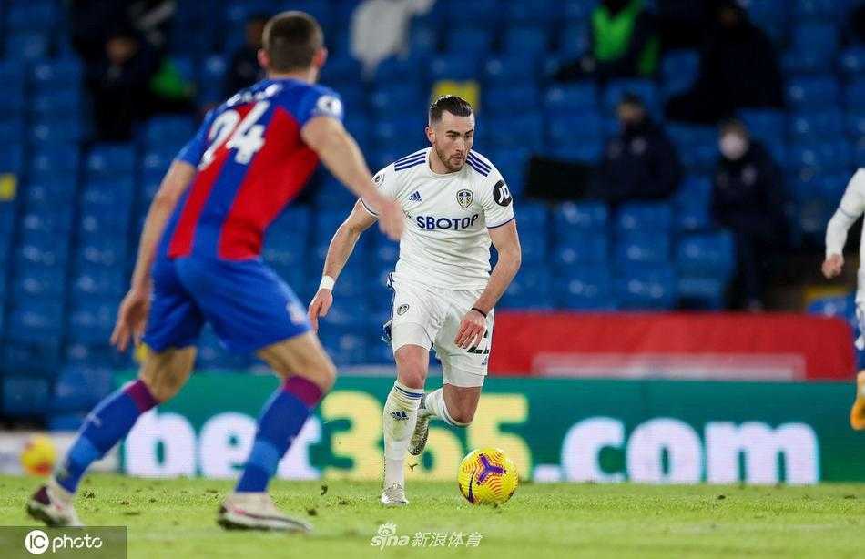 白玫瑰绽放埃兰路:利兹联完胜水晶宫,贝尔萨的狂攻哲学再显威 利兹联队长利亚姆·库珀在防守中飞身堵枪眼,他用血肉之躯挡出对手射门,眼神中充满坚毅与必胜的信念。