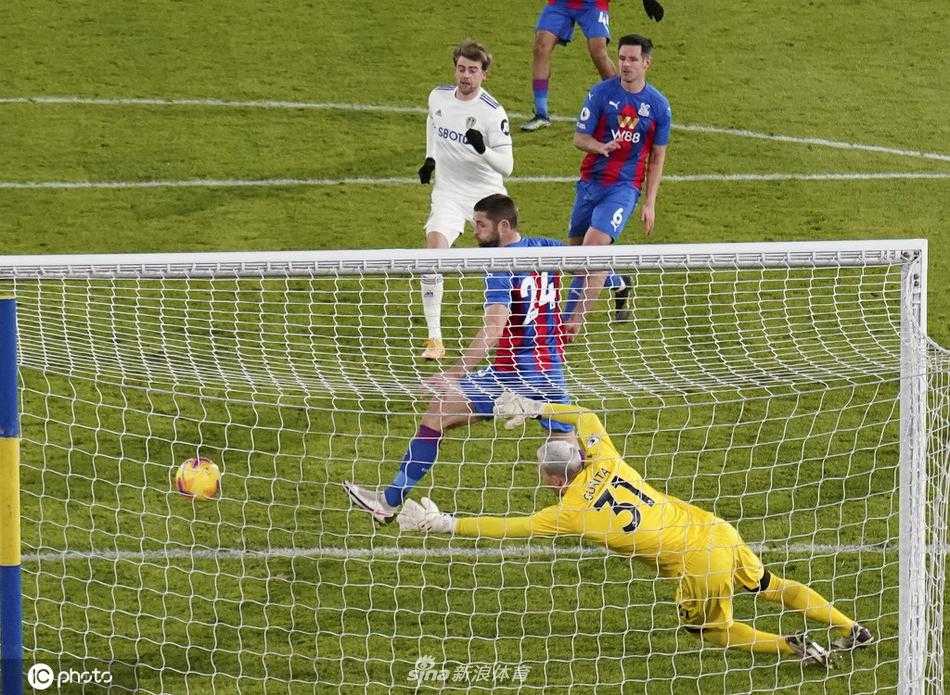 白玫瑰绽放埃兰路:利兹联完胜水晶宫,贝尔萨的狂攻哲学再显威 比赛结束后,利兹联全队球员在场边紧紧相拥,背景是看台上久久不愿离去的球迷,共同庆祝这场来之不易的胜利。