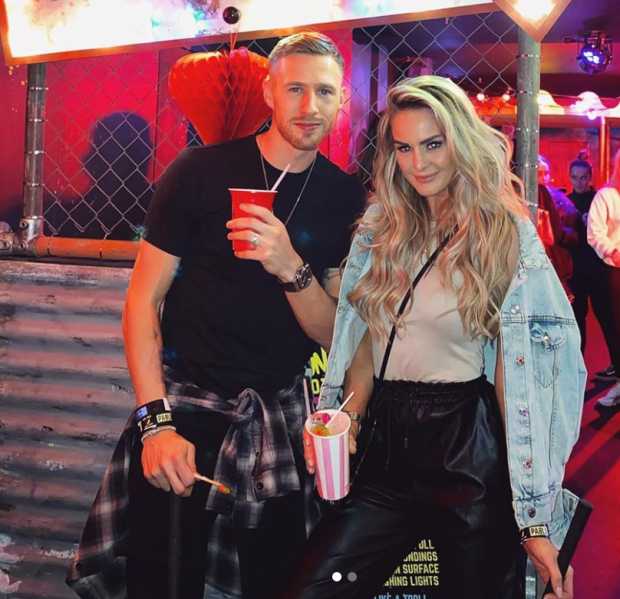 金发碧眼的她在看台上为爱人鼓掌，一颦一笑间仿佛自带阳光，成为利兹联比赛日最温柔的注脚。