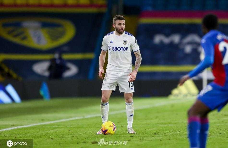 白玫瑰绽放埃兰路:利兹联完胜水晶宫,贝尔萨的狂攻哲学再显威 贝尔萨双手插袋,在场边微微躬身,目光如炬地注视着球场,仿佛一位正在欣赏自己作品的艺术家,对弟子们的表现感到满意。