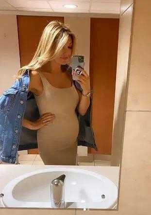 训练场边，她戴着墨镜，安静地注视着场上的训练，微风拂过发梢，构成了一幅岁月静好的绝美画面。