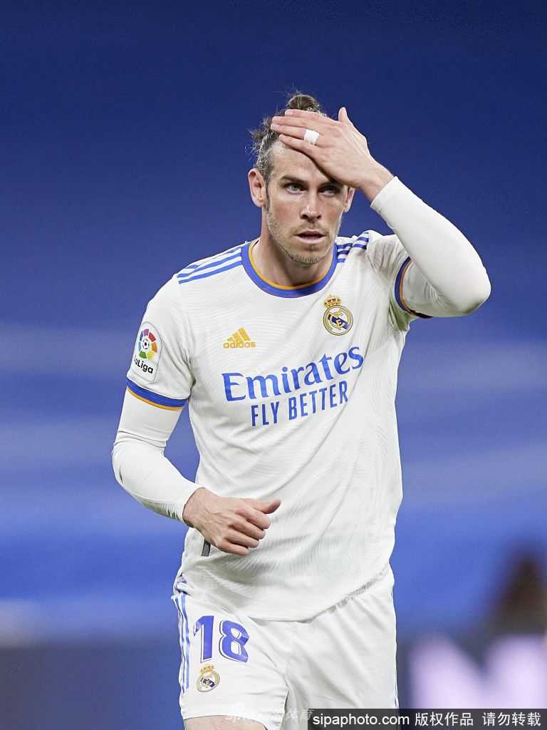 在欧冠夺冠庆典的巡游中，贝尔向聚集的皇马球迷挥手致意，接受着来自伯纳乌的掌声与致敬，为九年时光留下一个温情的注脚。