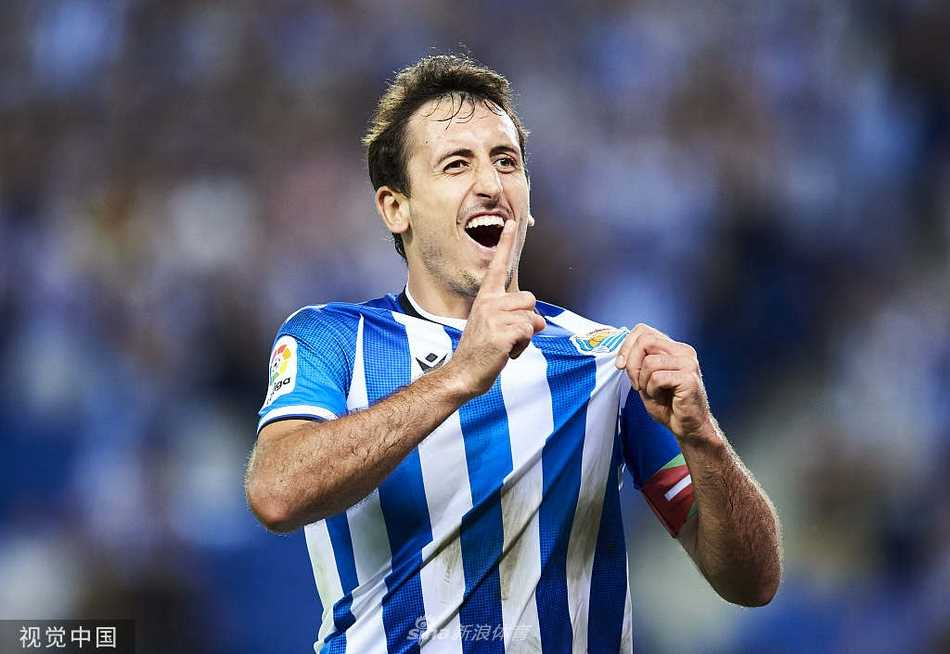 进球后的奥亚萨瓦尔张开双臂狂奔向角旗区，他的身后是同样陷入狂喜的队友们，整个球场都在为这粒金子般的进球欢呼。