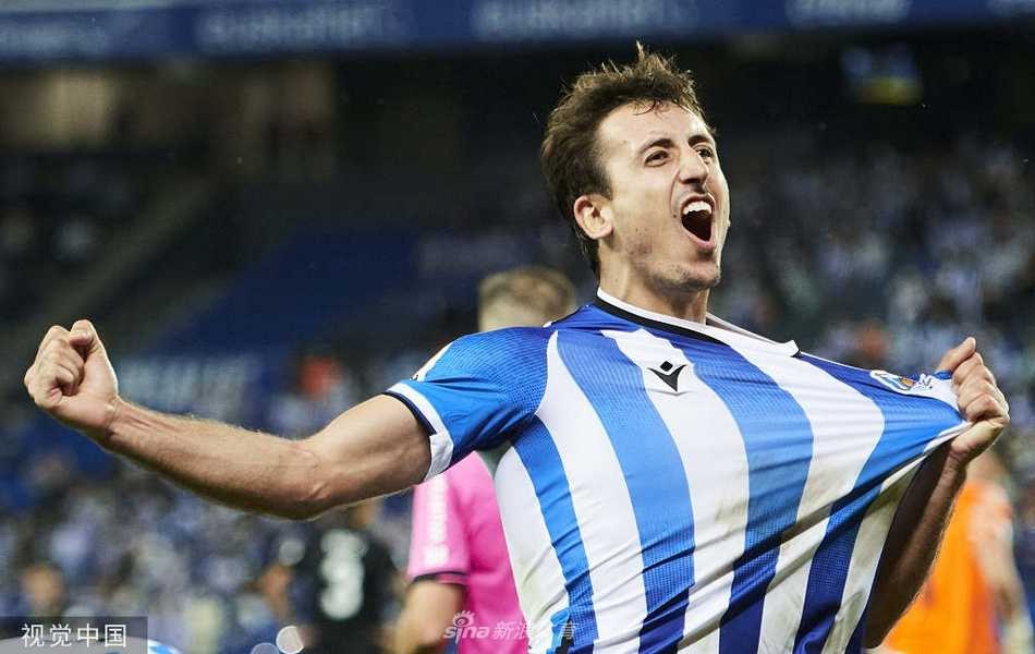 阿诺埃塔球场的蓝色海洋，球迷们屏息凝视，目光紧紧锁定在场上奔跑的皇家社会球员身上，等待着进球时刻的到来。