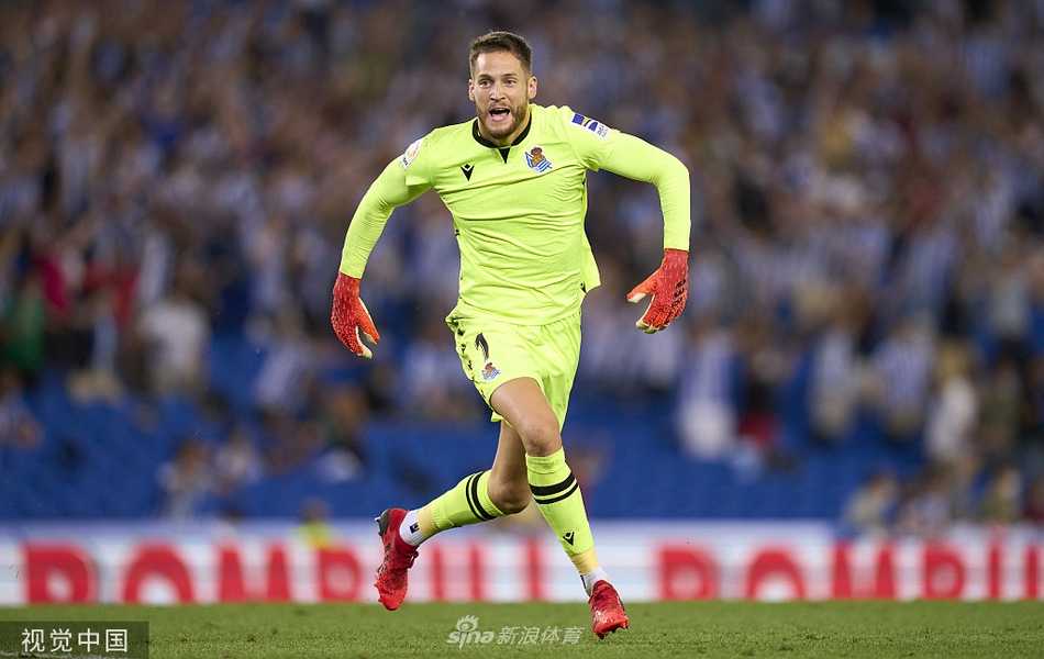 终场哨响，皇家社会的球员们如释重负地拥抱在一起，庆祝这场得来不易的胜利，蓝白色的球衣在灯光下格外耀眼。