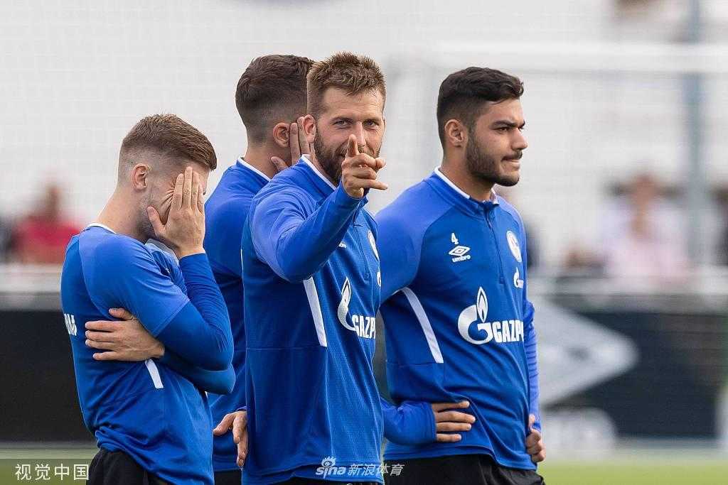 训练结束后，球员们围成一圈，互相搭着肩膀，高声呼喊鼓劲，团队的凝聚力在这一刻体现得淋漓尽致。