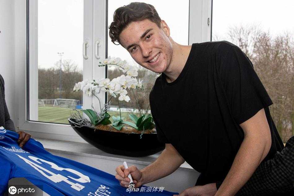 霍普在合同上签下自己名字的特写，笔尖划过纸张的瞬间，象征着责任与承诺。背景虚化的沙尔克队徽如同一个烙印，标记着这位加州男孩与这座鲁尔区工业城市的命运从此紧密相连。