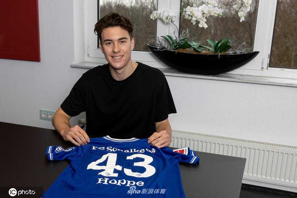 签约仪式结束后，霍普整理着那件印有他名字的沙尔克战袍。阳光洒在他的身上，照亮了胸前的队徽。这一刻，他不再仅仅是从美国来追梦的少年，而是承载着皇家蓝希望的未来之星。