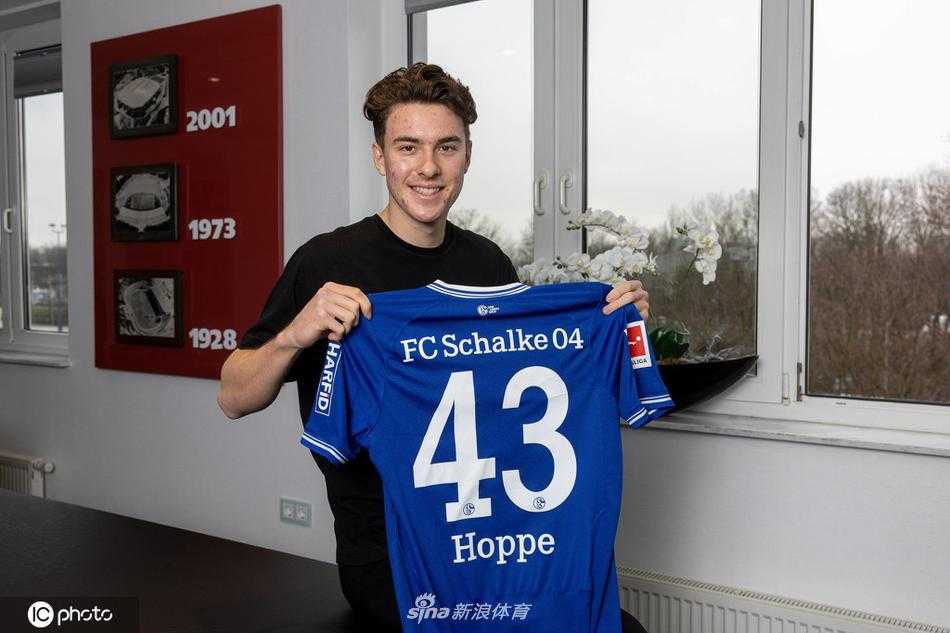 完成续约的霍普独自站在空旷的看台前，双手叉腰，眺望着远方。空旷的座椅似乎在诉说着疫情下的特殊时期，但他的眼神中却充满了对未来的憧憬和带领球队走出低谷的决心。