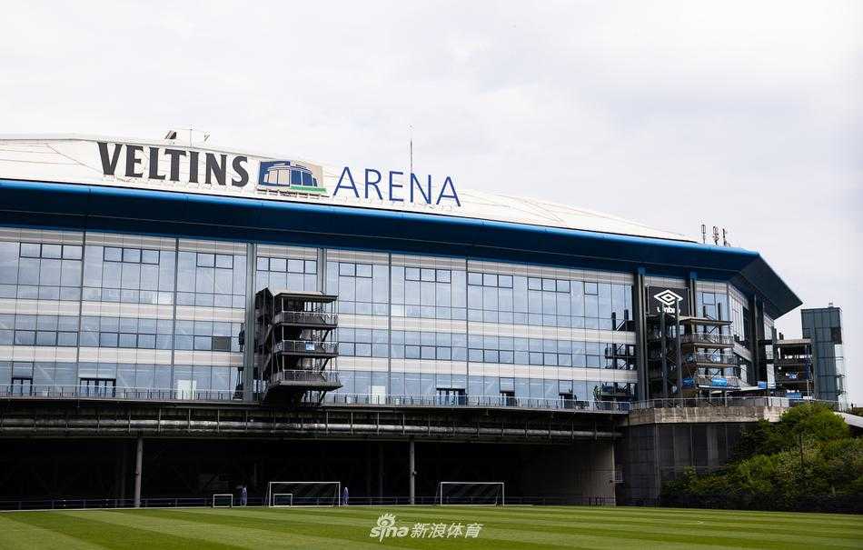 总部建筑旁的通道上，几幅巨大的昔日球星海报在阳光下投下影子。它们安静地注视着这片熟悉的土地，提醒着每一个路过的人，这里曾走出过诺伊尔、厄齐尔、萨内这样的天才，也承载着无数鲁尔区矿工家庭的蓝色梦想。