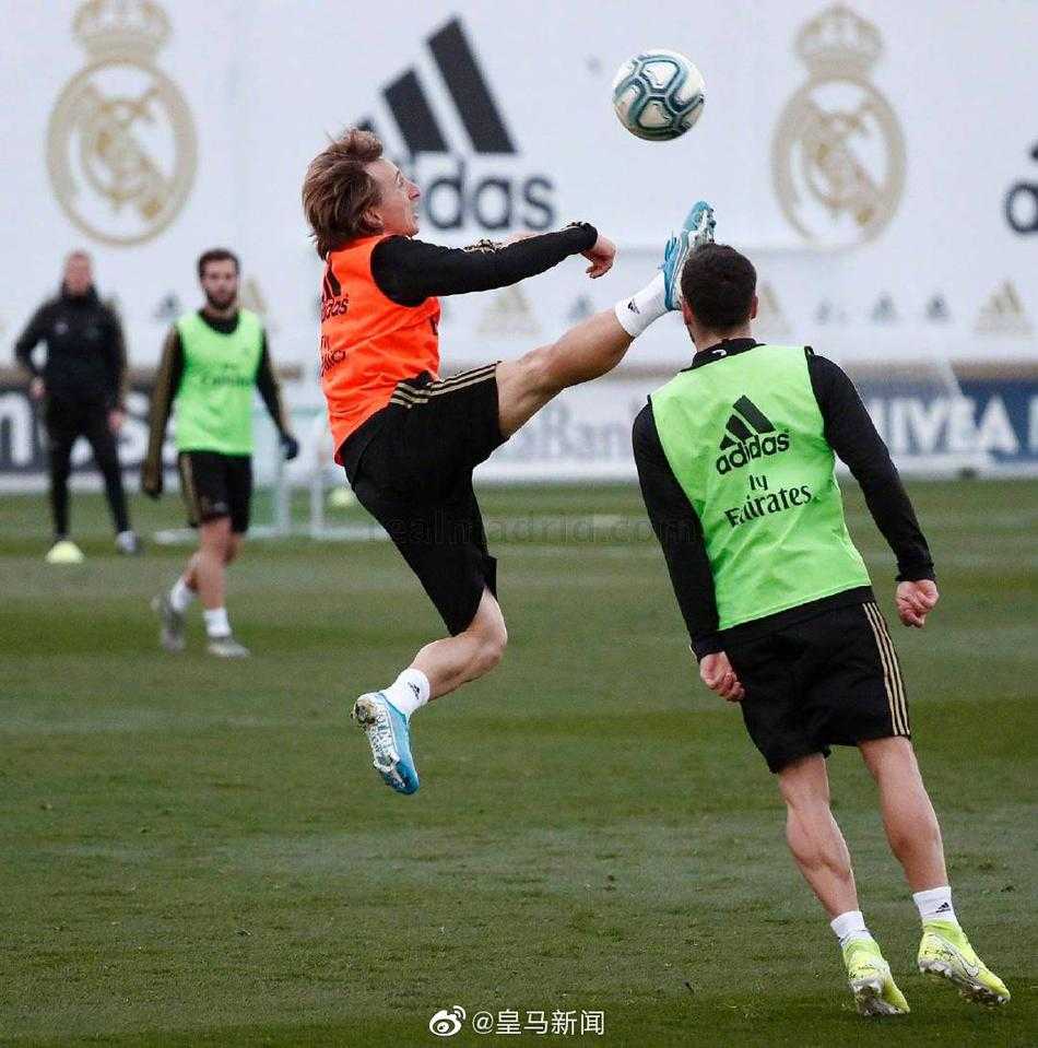 巴尔德贝巴斯训练场上，一缕冬日暖阳洒下，几名皇马球员正全神贯注地进行传接球练习，场边的皮球静静等待召唤。