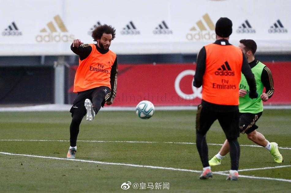 主教练齐达内双手插兜，神情严肃地站在场边注视着训练，他的眼神中透露出对当前阵容困境的思索，以及对弟子们执行战术要求的期待。