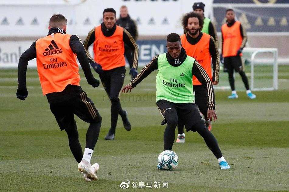 在体能教练的指导下，两名皇马球员正在进行高强度的折返跑冲刺，他们的脸上挂满汗水，但眼神依然坚毅，全力为周末的联赛储备体能。